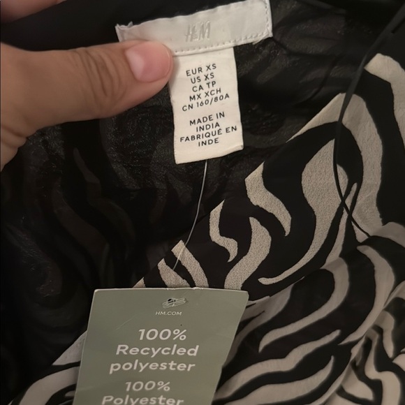 H&M Black and White Puff Sleeve Ruched Blouse - Picture 4 of 4